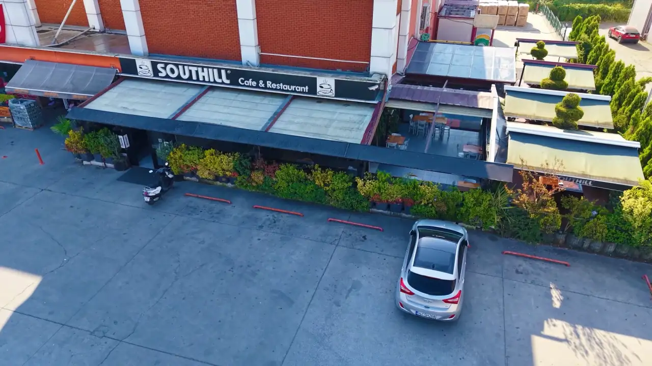 Southill Cafe & Restaurant cephesi, drone videosundan bir kare